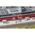 120202 Moderner Bahnsteig mit Zubehör Thumbnail 1