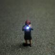 51364 Fotograf mit LED Blitz Beleuchtung N - alte Frau Thumbnail 1
