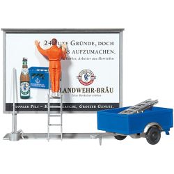 10526 Plakatkleber auf Leiter Plakattafel Anhänger