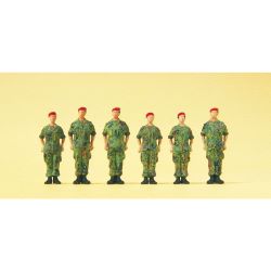 16841 Soldaten stehend, Barett, Flecktarn, Bw