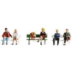 45530 Sitzende, 6 Figuren, mit einer Bank