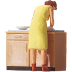 28145  Hausfrau beim Spülen