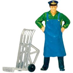 28125 Dienstmann stehend mit Gepäckkarre