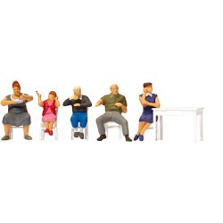 10577 Sitzende am Tisch, mit Tisch und losen Stühl
