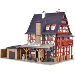 43696 H0 Dorfschmiede mit Inneneinrichtung