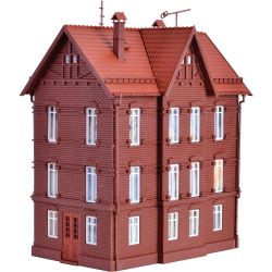 43806 H0 Eisenbahner-Wohnhaus mit First