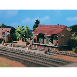 45701 H0 Güterschuppen mit Seitenrampe und Ladekran
