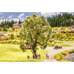 21765 Baum mit Baumhaus