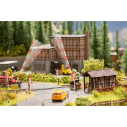 66260 Bahnübergang mit Schrankenwärtehaus