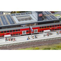 120202 Moderner Bahnsteig mit Zubehör