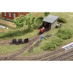 43700 Feldbahnsetattrappe mit Lokschuppen