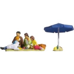 15599 Familie beim Picknick