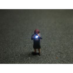50227 Fotograf mit LED Blitz Beleuchtung "alte Frau"