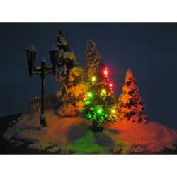 51292 Weihnachtsbaum mit Schnee und Lichterkette beleuchtet (gelb/grün/rot)
