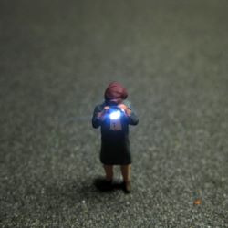 51364 Fotograf mit LED Blitz Beleuchtung N - alte Frau