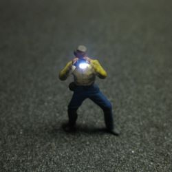51367 Fotograf mit LED Blitz Beleuchtung N - junger Mann