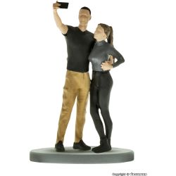1559 H0 Paar schießt Selfie und Blitzlicht