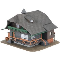 130010 H0 Jubiläumsmodell „Schwarzwaldhaus mit Brunnen“