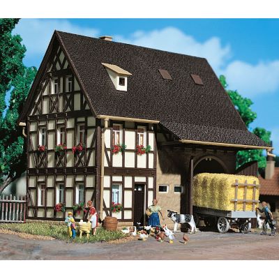 Bauernhaus mit Scheune und Hoftor   Bausatz Neuware Vollmer H0 43731 